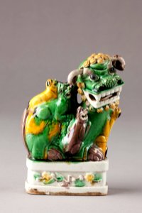 Fos hund (vaktare av Buddhas altare) med fyra ungar gjord i Kina på 1700-talet - Hallwylska museet - 95439