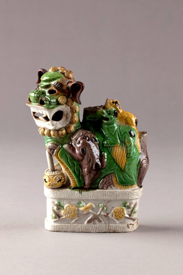 Fos hund med tre ungar gjord i Kina på 1700-talet - Hallwylska museet - 95436