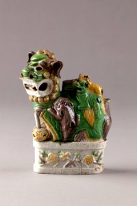 Fos hund med tre ungar gjord i Kina på 1700-talet - Hallwylska museet - 95436