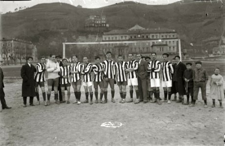 Foto de equipo en el campo de Ondarreta (1 de 2) - Fondo Car-Kutxa Fototeka