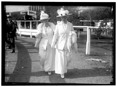 FOSTER, MRS. JOHN W., AT HORSE SHOW, L., WITH DAUGHTER, MRS. ROBERT LANSING LCCN2016867346