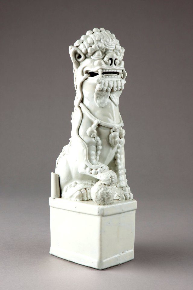 Fos hund, vaktare av Buddhas altare, gjord av porslin i Kina på 1600-talet - Hallwylska museet - 95536