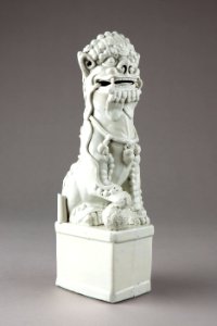 Fos hund, vaktare av Buddhas altare, gjord av porslin i Kina på 1600-talet - Hallwylska museet - 95536