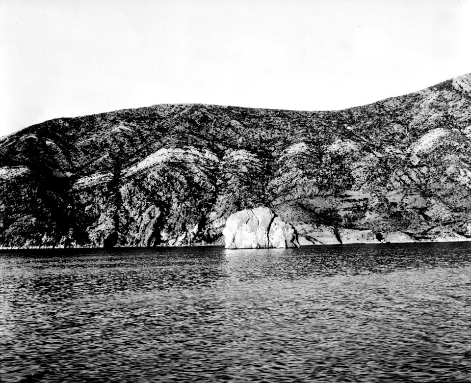 Foto av bergsformationen vid stranden av sjön. Titicacasjön. Bolivia - SMVK - 002364