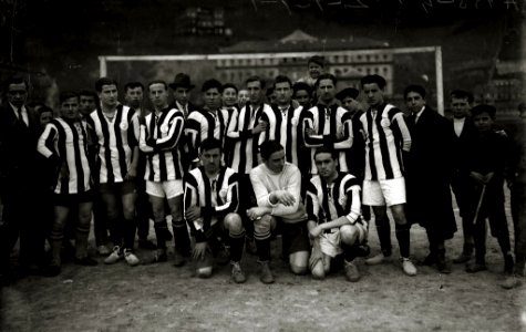 Foto de equipo en el campo de Ondarreta (2 de 2) - Fondo Car-Kutxa Fototeka