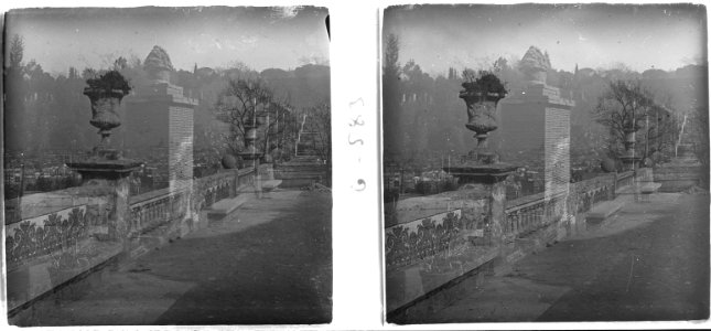 Foto de la mateixa font però superposada amb una foto d ' una barana del parc de Montjuïc