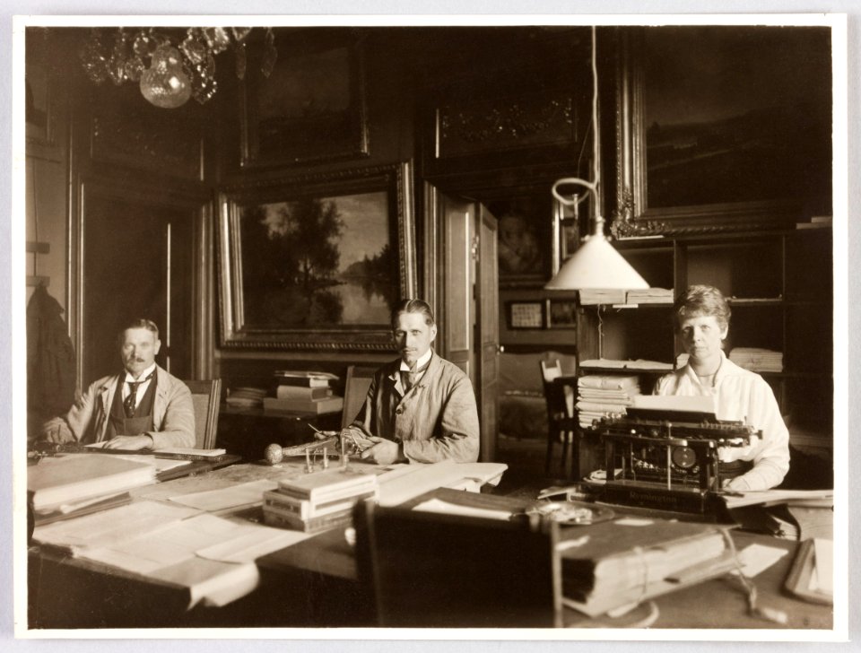 Fotografi av August Lundgren, Carl Andersson och Signe Carlson i gästrum 5 - Hallwylska museet - 89064