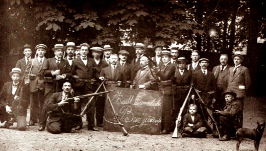Foto van Louis van Boort met de Burgerwacht. Maarten van Rossummuseum
