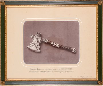 Foto van zilveren bijl, gebruikt bij tewaterlating van pantserschip Hr. Ms. Koningin Regentes, objectnr 4742