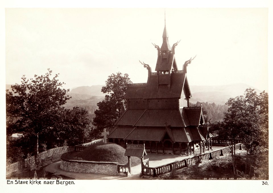 Fotografi av en stavkyrka nära Bergen, Norge - Hallwylska museet - 105716