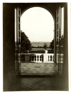Fotografi av Hildesborg. Vyn från Hildesborgs baksida, genom altandörren - Hallwylska museet - 106436