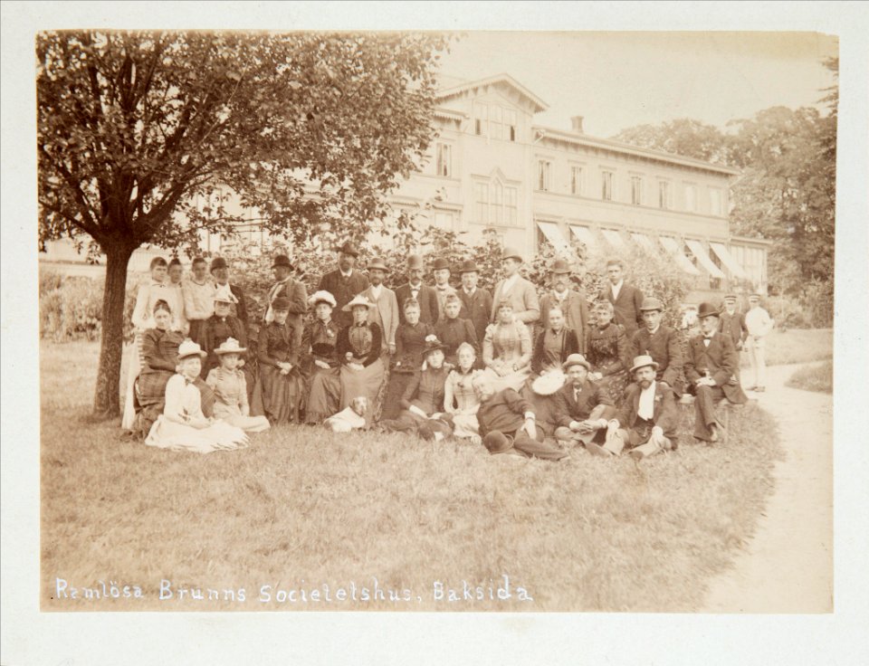 Fotografi av en samling människor vid societetshuset i Ramlösa brunn - Hallwylska museet - 105397