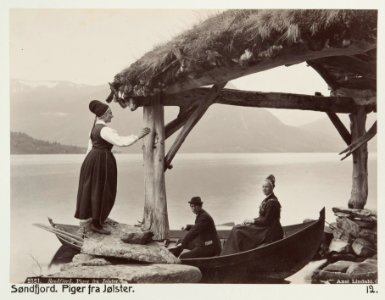 Fotografi av Flickor från Jölster. Söndfjord, Norge - Hallwylska museet - 105701