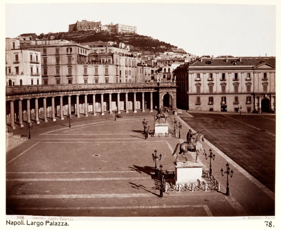 Fotografi av Largo del Palazzo Reale (Piazza del Plebiscito). Neapel, Italien - Hallwylska museet - 106837