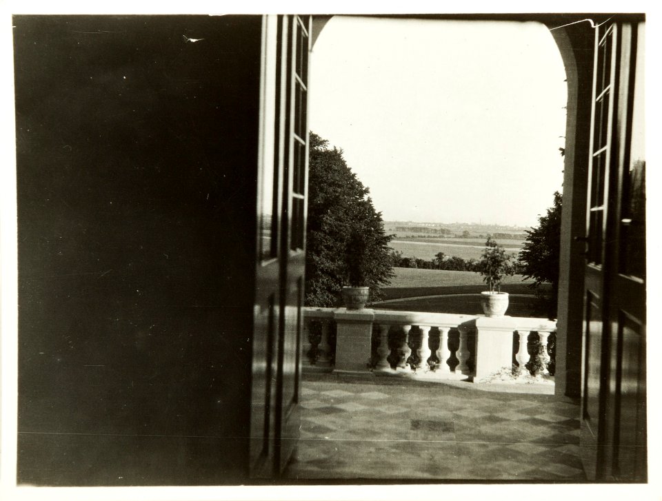 Fotografi av Hildesborg. Vyn från Hildesborgs baksida, genom altandörren - Hallwylska museet - 106437