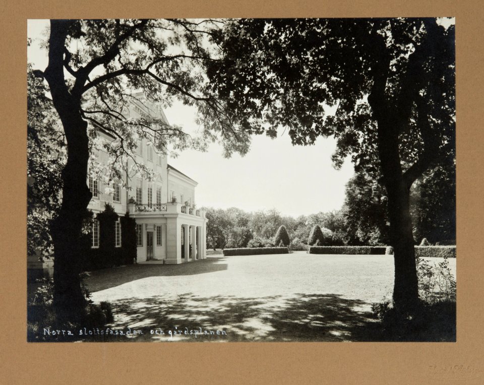 Fotografi av Hildesborgs slott. Norra slottsfasaden och gårdsplanen - Hallwylska museet - 106730