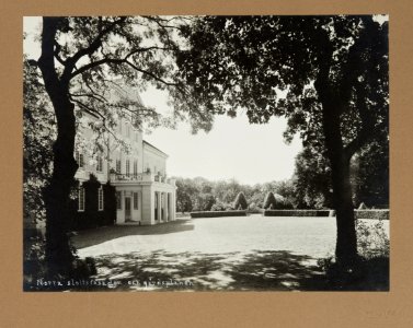 Fotografi av Hildesborgs slott. Norra slottsfasaden och gårdsplanen - Hallwylska museet - 106730