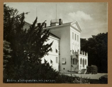 Fotografi av Hildesborgs slott. Södra slottsfasaden och parken - Hallwylska museet - 106732