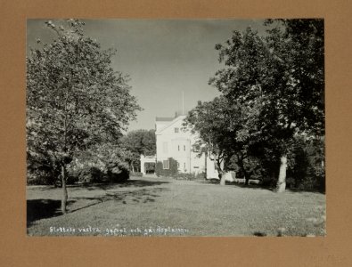Fotografi av Hildesborgs slott. Slottets västra gavel och gårdsplanen - Hallwylska museet - 106728
