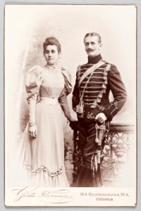 Fotografi av Irma von Hallwyl och Wilhelm von Geijer införd husaruniform - Hallwylska museet - 89076 photo