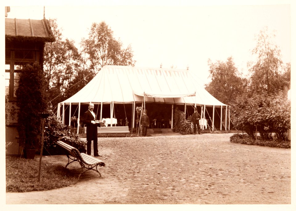 Fotografi av Ljusne. Serveringstältet vid villan. Vid Oscar IIs besök - Hallwylska museet - 106803