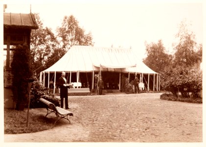 Fotografi av Ljusne. Serveringstältet vid villan. Vid Oscar IIs besök - Hallwylska museet - 106803