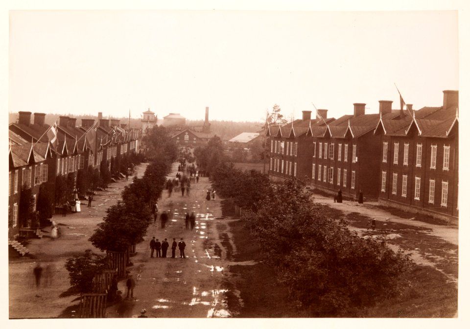 Fotografi av Ljusne, Nygatan. I bakgrunden spruthuset och masugnen (rostugnen) - Hallwylska museet - 106799