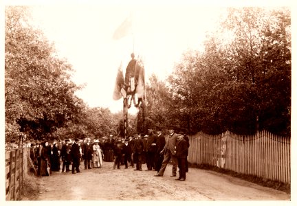 Fotografi av Ljusne. I väntan på Oscar IIs besök. Vid ingången till Villan - Hallwylska museet - 106802