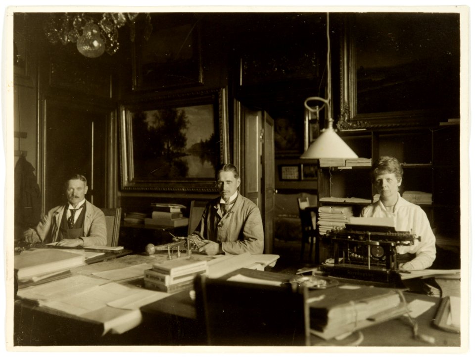 Fotografi av musealt arbete på Hamngatan 4. August Lundgren, Carl Andersson och Signe Carlson - Hallwylska museet - 106670
