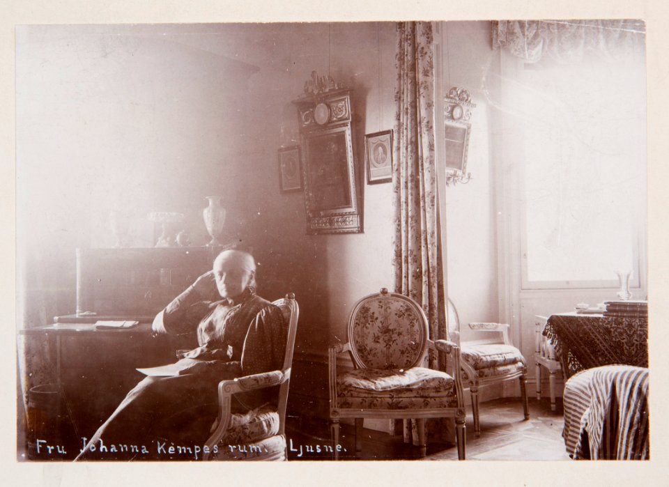 Fotografi av Wilhelmina von Hallwyl i fru Johanna Kempes rum, Ljusne - Hallwylska museet - 105970