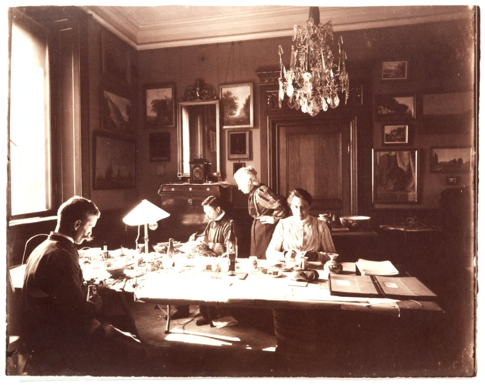 Fotografi av Wilhelmina von Hallwyl övervakandes katalogiseringen i gästrum 3 - Hallwylska museet - 106654