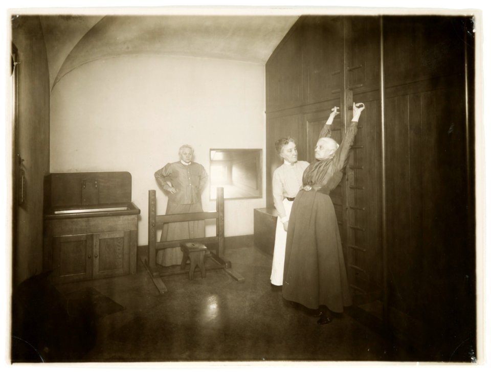 Fotografi från gymnasikrummet. Wilhelmina von Hallwyl, Ida Uhse och Ida Westman - Hallwylska museet - 106673