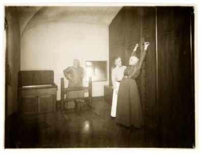 Fotografi från gymnasikrummet. Wilhelmina von Hallwyl, Ida Uhse och Ida Westman - Hallwylska museet - 106673