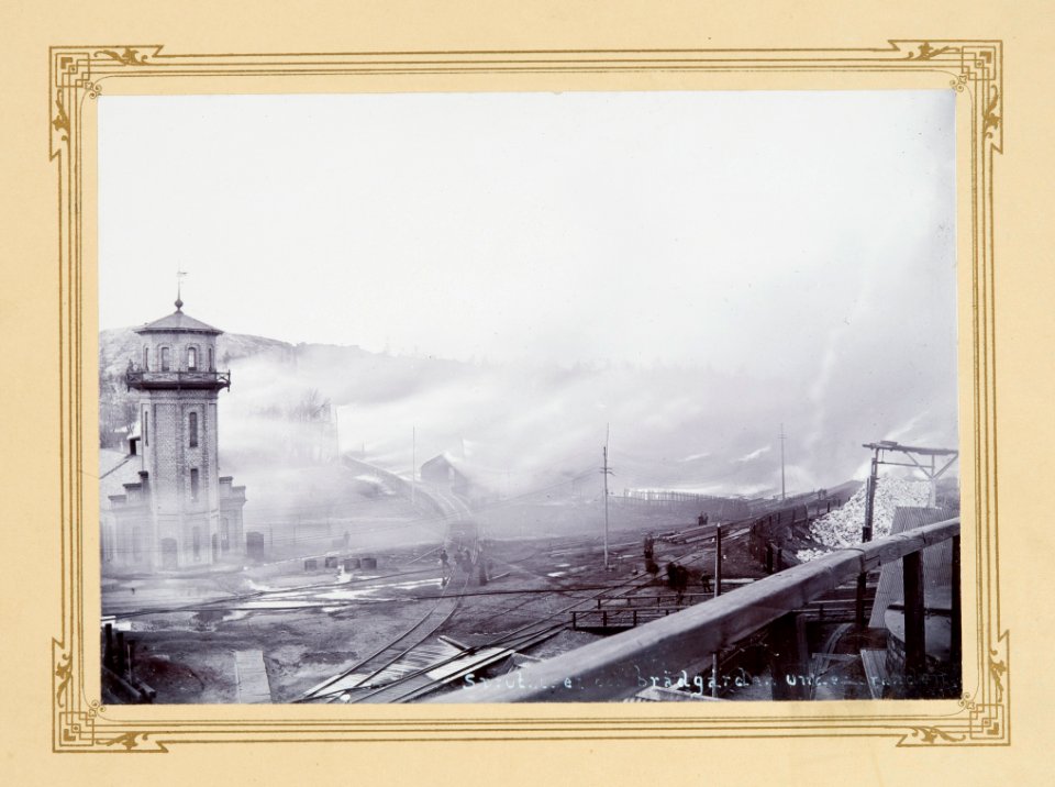 Fotografi från Ljusne. Spruthuset och brädgården under branden - Hallwylska museet - 106824