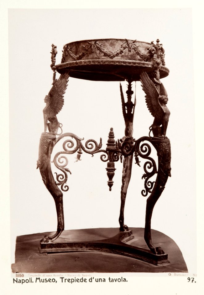 Fotografi från Museo, trepiede d'una tavola. Neapel, Italien - Hallwylska museet - 106856