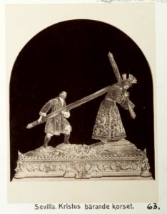 Fotografi från Sevilla. (Simón el Cireneo ayuda al Salvador á llevar la Cruz. P. Salvador - Hallwylska museet - 104810 photo