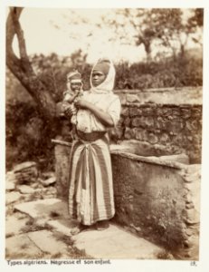 Fotografi på kvinna och baby, Algeriet - Hallwylska museet - 107933