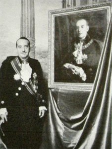Fotografia del Principe Aspreno II Colonna Accanto al Ritratto del Padre