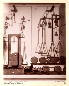 Fotografi på vågar från Neapels museum - Hallwylska museet - 104171