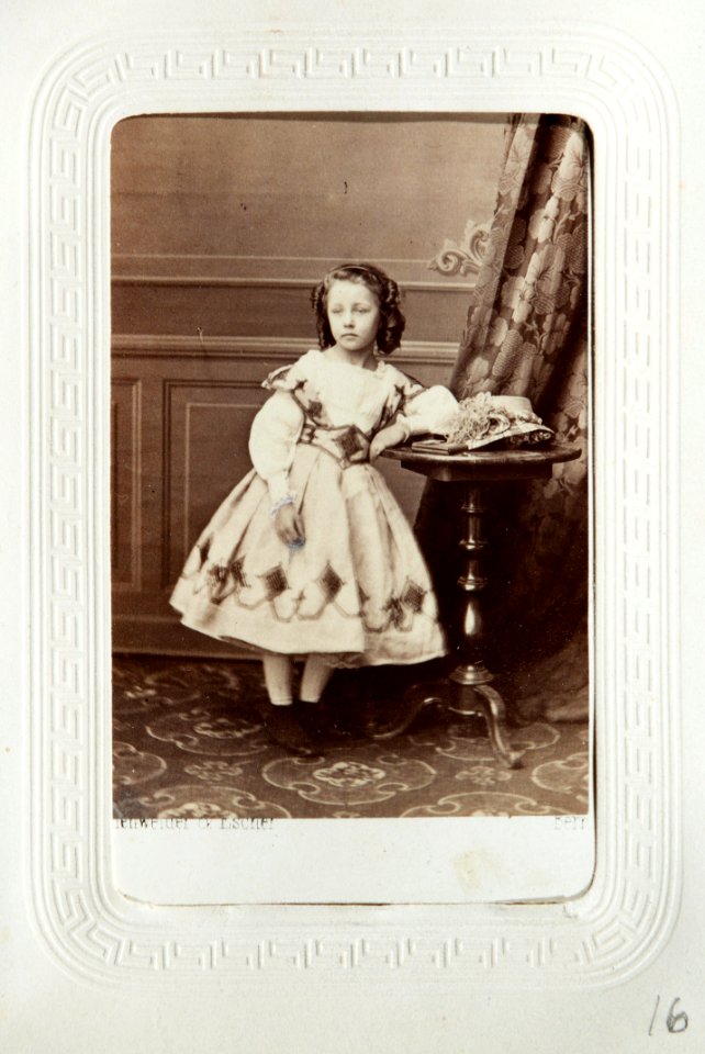 Fotografiporträtt på Agnes von Hallwyl, 1800-talets mitt - Hallwylska museet - 107594