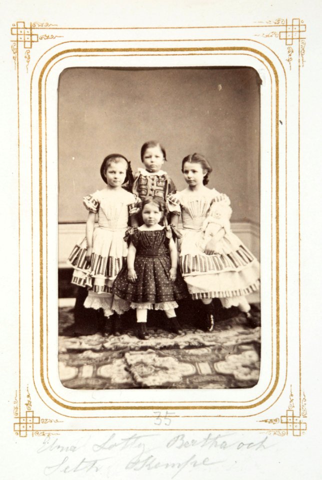 Fotografiporträtt på barnen Elma, Charlotte, Seth och Bertha Kempe, 1860-tal - Hallwylska museet - 107827