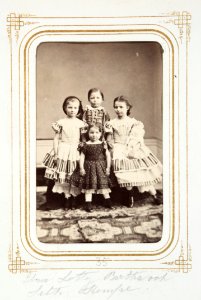 Fotografiporträtt på barnen Elma, Charlotte, Seth och Bertha Kempe, 1860-tal - Hallwylska museet - 107827 photo