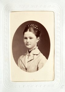 Fotografiporträtt på Hilda von Hallwyl, 1800-talets sista fjärdedel - Hallwylska museet - 107593