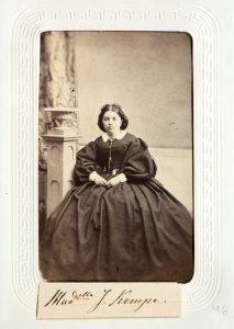 Fotografiporträtt på Kempe kvinna, 1860-tal - Hallwylska museet - 107624 photo