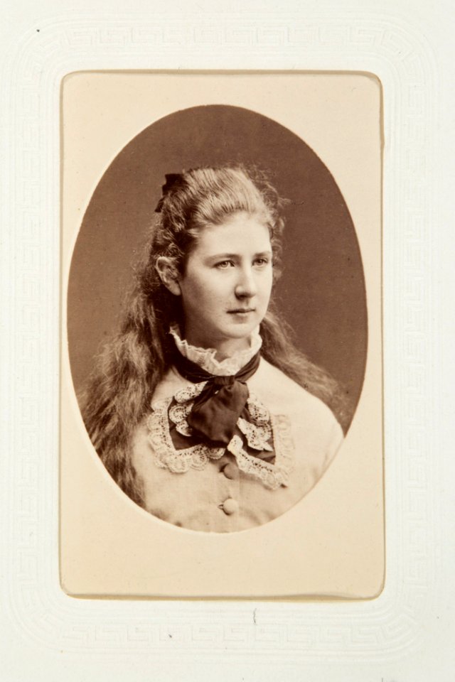 Fotografiporträtt på Louise Wallis - Hallwylska museet - 107746