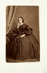 Fotografiporträtt på Amelie Kock, 1860-tal - Hallwylska museet - 107751