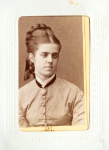 Fotografiporträtt på Augusta Hök, 1800-tal - Hallwylska museet - 107617