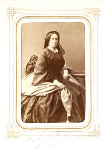Fotografiporträtt på Mathilda Hök, f. Wallis, 1860-talet - Hallwylska museet - 107812