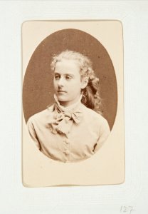 Fotografiporträtt av Ida Wallis, 1800-talets sista fjärdedel - Hallwylska museet - 107717