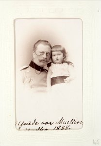 Fotografiporträtt på officer Arthur von Muellern med barn, 1888 - Hallwylska museet - 107788